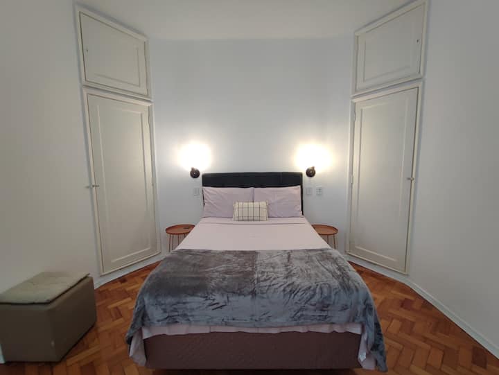 מיטה זוגית עם מצעים איכותיים 