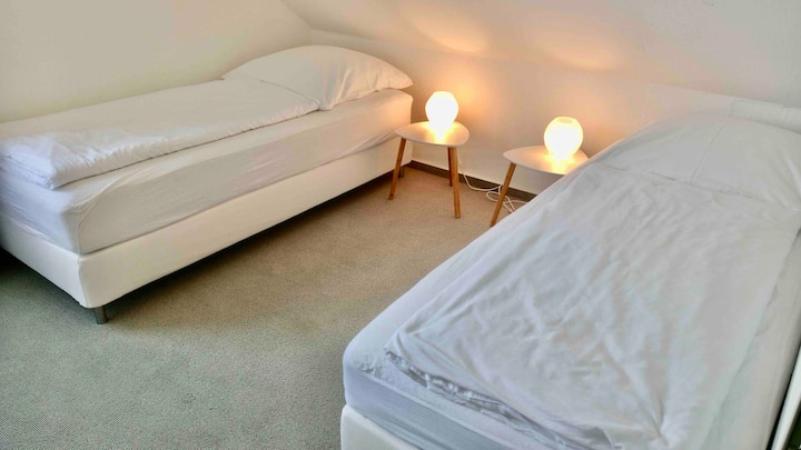 Wenn gewünscht können die Betten zusammengestellt werden