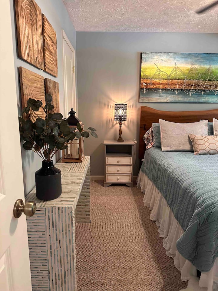 Dormitorio 2 con cama tamaño queen y TV inteligente: cortinas para oscurecer la habitación.