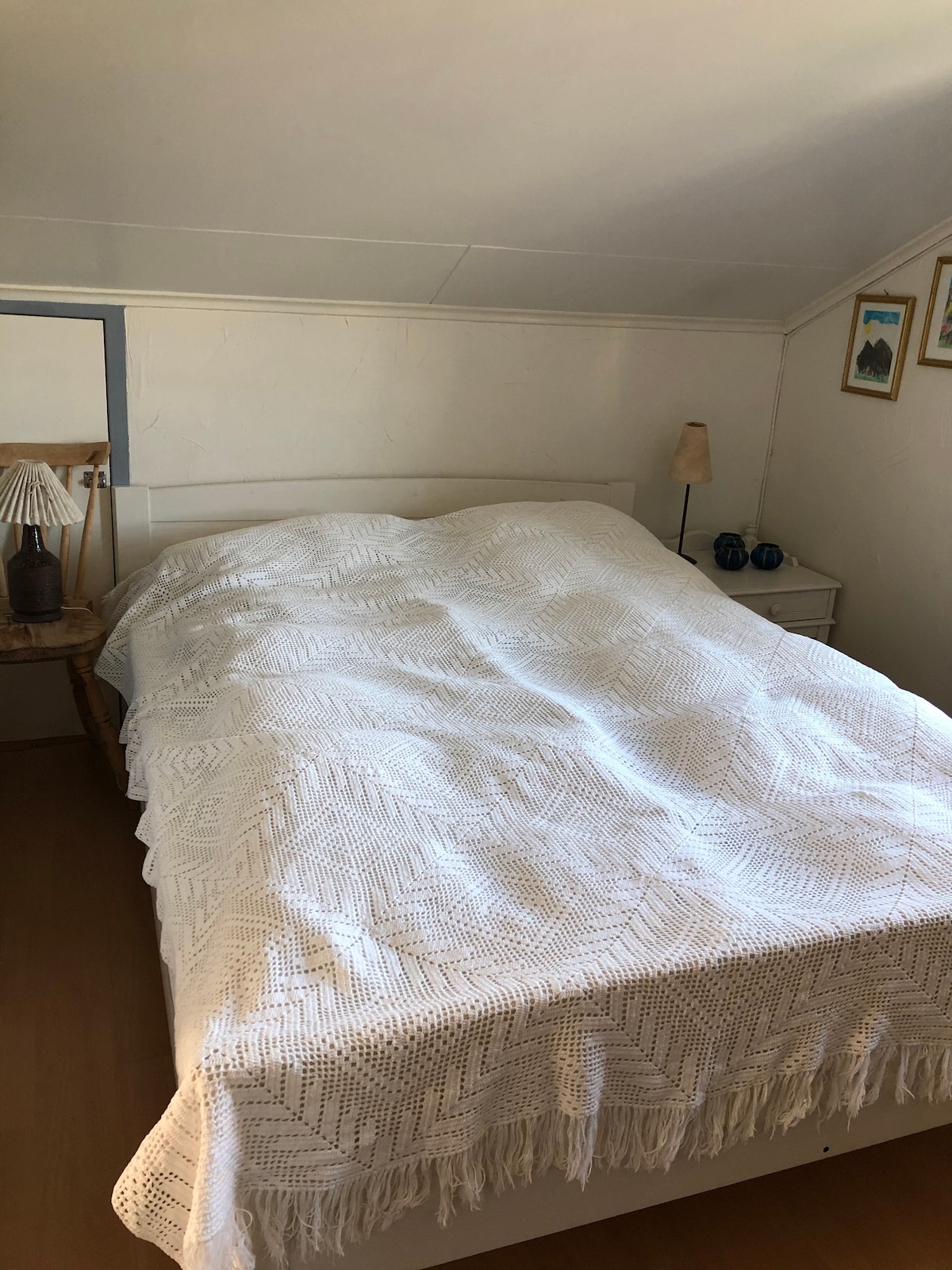 ห้องนอนใหญ่ชั้นบนพร้อมเตียงคู่