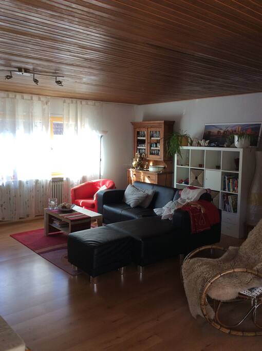 Groesses, helles Wohnzimmer