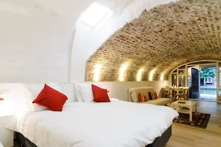 Cosy B&B in Medieval Wharfcellar