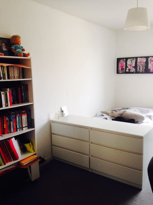 chambre pour 2 personnes claire propre avec clic-clac pour couchage