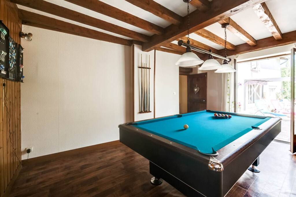 Une salle de billard