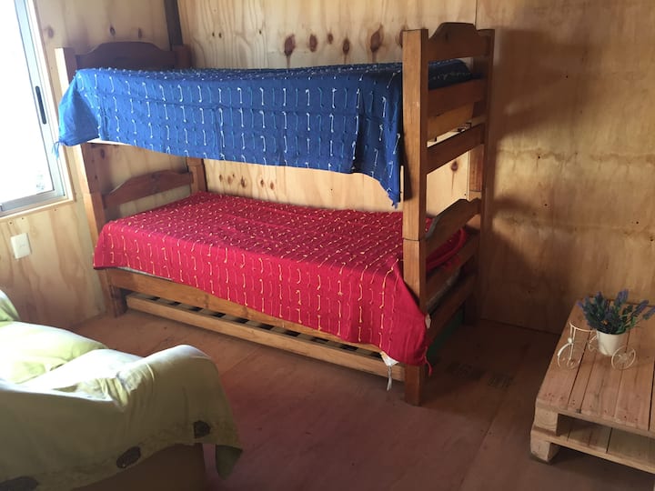 საძინებელი 3 , ამ ოთახში არის 3 საწოლი, ასევე დამხმარე ლეიბი (ქვედა ხედი) 