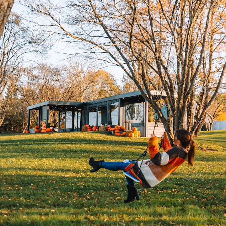 The Scenic Orchard with hot tub & beautiful views! Shipping