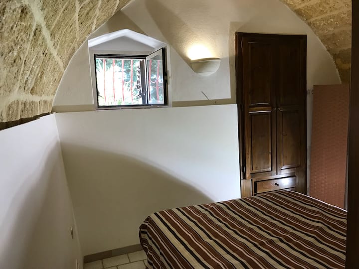 מלתחה וחלון גדול בחדר השינה