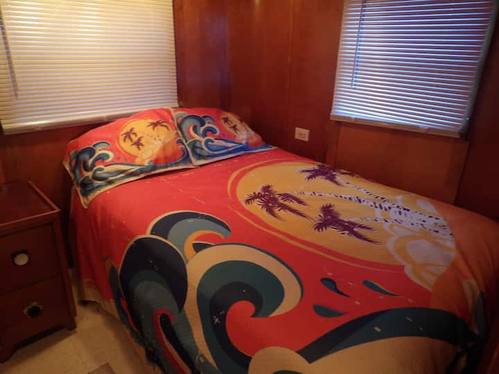 Bedroom queen bed