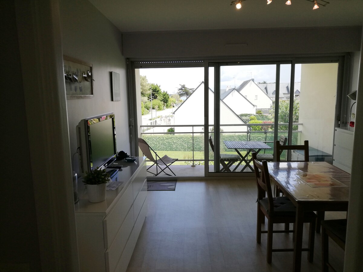 Successful Airbnb property: Beachfront apartment in quiet residence in Sarzeau