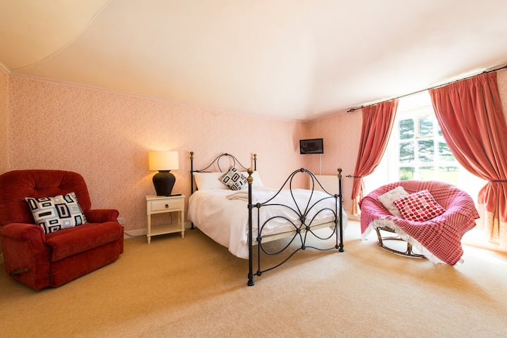 Lovely sunny double room with shared en-suite bathroom