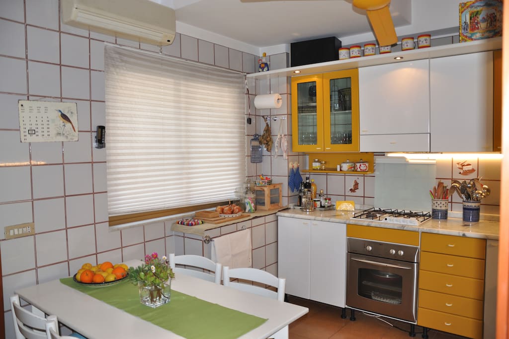 In cucina si può mangiare in 6 persone