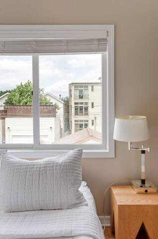 Big Wrigleyville Home, Great for Groups, 2 Units! gallery image 5