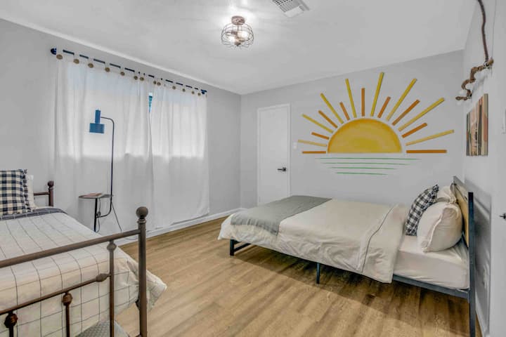 Tercer dormitorio con cama tamaño queen y cama nido de 2 pisos