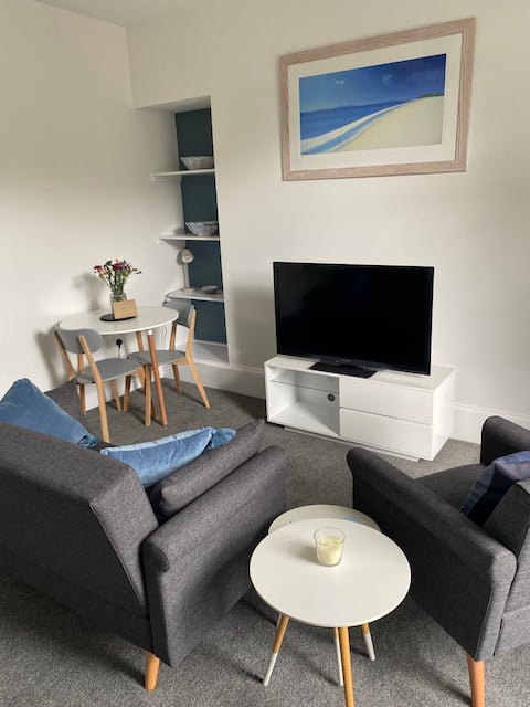 Entire unit, beautiful setting, recently furnished