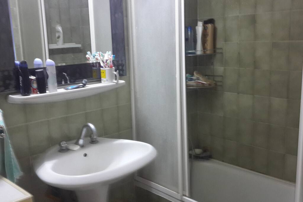 Banyo... Küvetli, duşa kabin. 24 saat sıcak su...