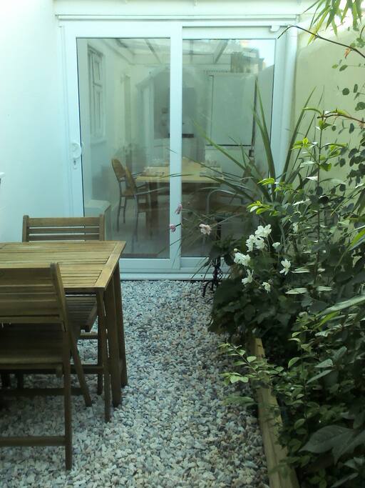 courtyard can accommodate 4