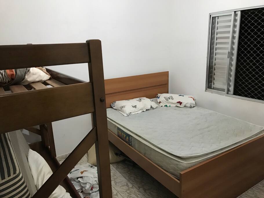Dormitório, cama de casal, beliche, ventilador de teto, janela com tela.