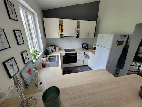 Large cozy beach house within walking distance, 13 seats
