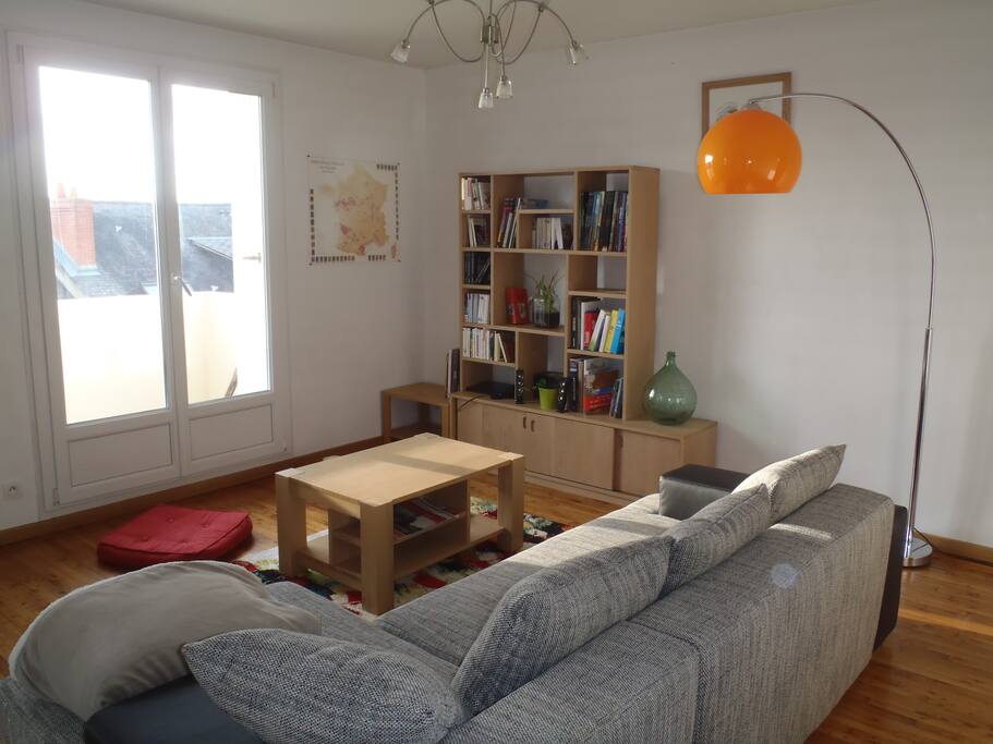 Salon donnant sur un petit balcon