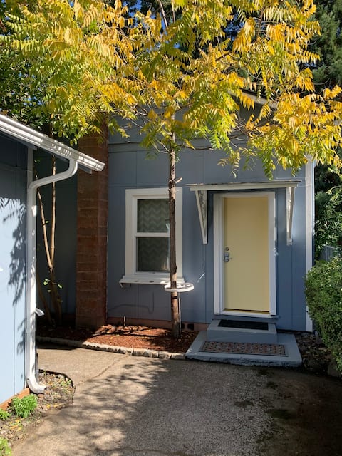 Private cottage near campus - near all UO sports!