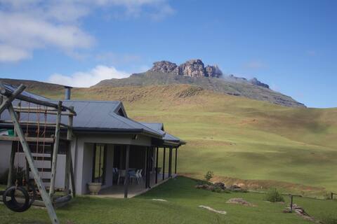 Charming Mountain & River Farmhouse in Underberg