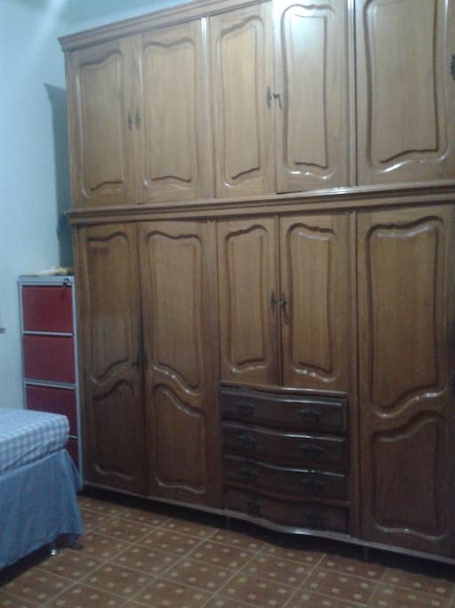 armário no quarto single. big closet in the singles room.
