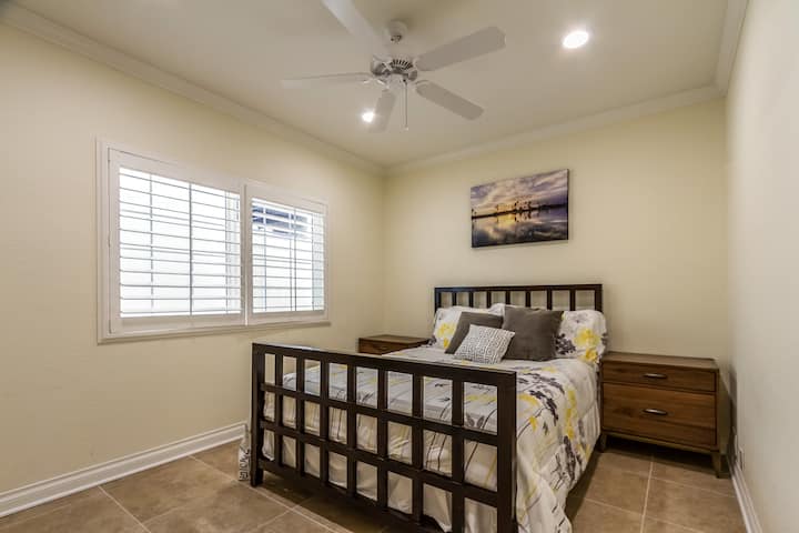 ห้องนอน 2 พร้อมเตียงควีนไซส์นอนได้ 2 คน