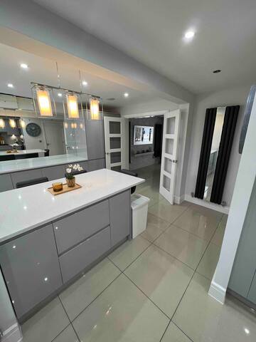 Stunning Home in Astley gallery image 5