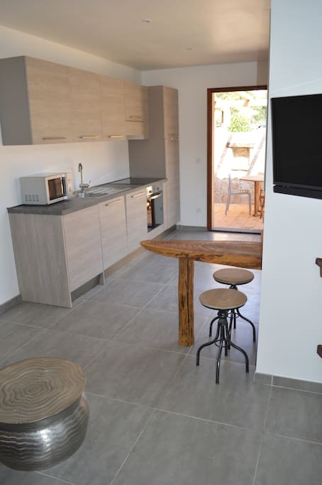 Cuisine avec four electrique frigo et congélateur plaque induction lave vaisselle lave linge micro ondes cafetière nespresso
