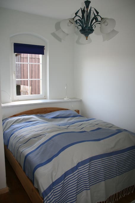 Schlafzimmer, Bett 1,80 m. Platz für Babybett