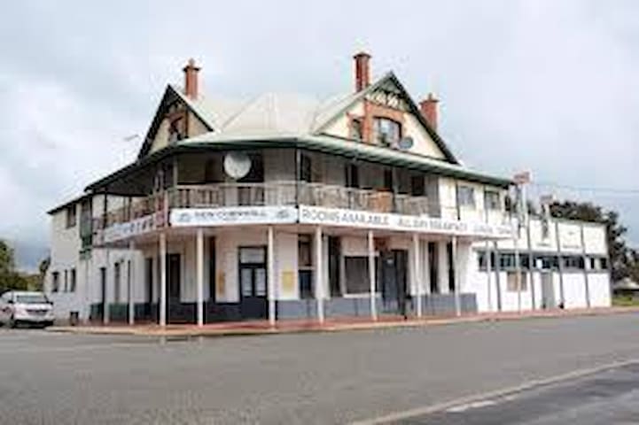 New Cornwall Hotel 
Heritage hotel at Narrogin