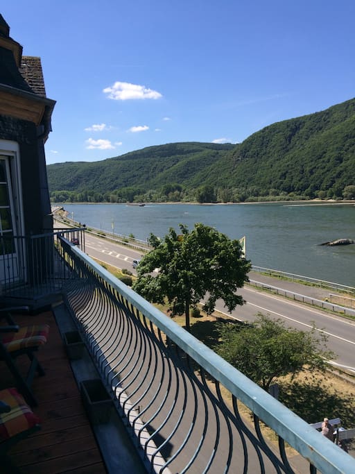 Spectacular 3 Bedroom Apartment on the Rhine Apartments for Rent in