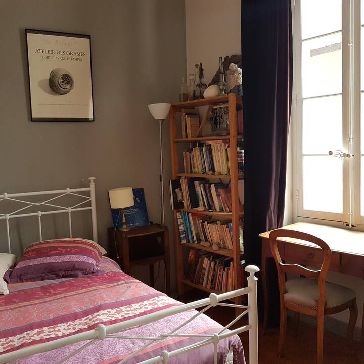 卧室3.双人床，但穿过房间。 大冰柜储物柜。