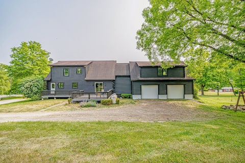 Gorgeous Modernized Cabin + Hot Tub + Pool Table