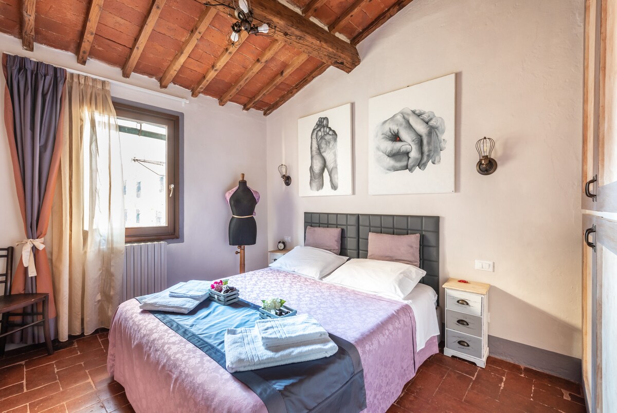 Charming Attic in medieval Tower - Apartments for Rent in Florence,  Tuscany, Italy - Airbnb, image size:1200x804
