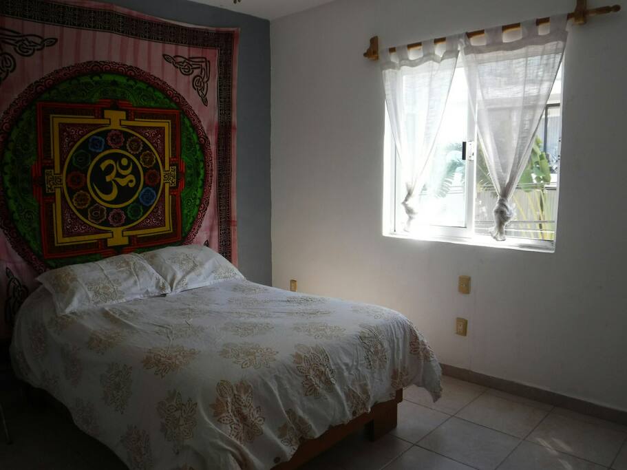 Habitación con cama matrimonial