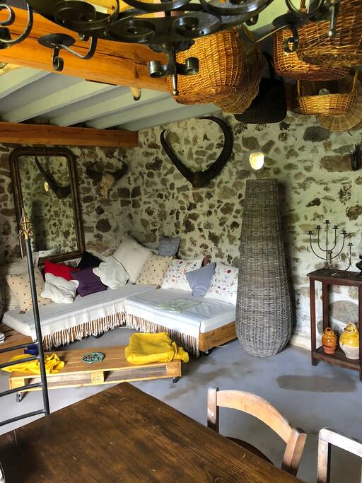 Salon pouvant servir de couchage