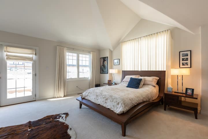 Bilik Tidur Utama dengan katil queen dan  balkoni persendirian