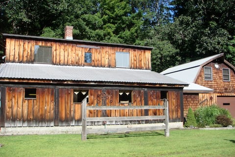 Peaceful Country Home: Sunlit, Spacious Studio
