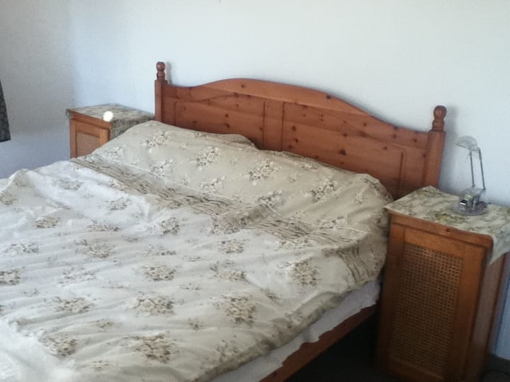 middle bedroom with double bed
