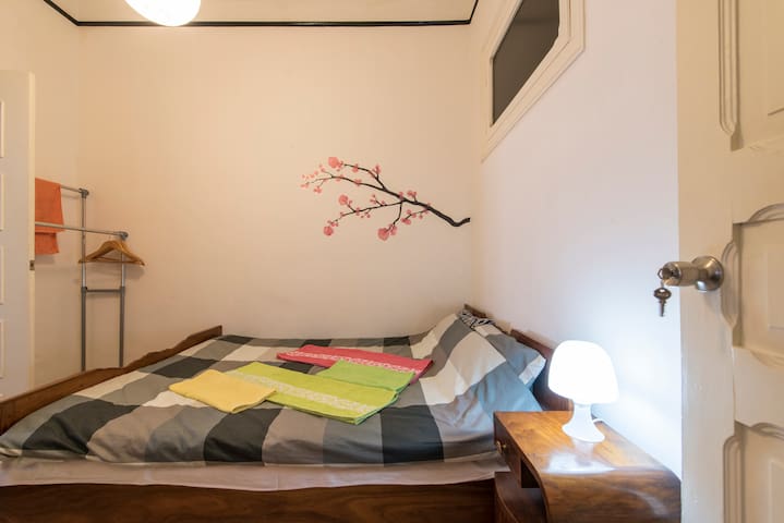 Private Room Near Downtown Lisbon
