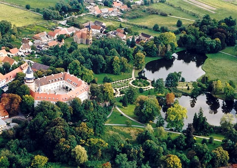 Beliebte Airbnb-Anzeige: Apartment in heritage castle in Potsdam Mittelmark