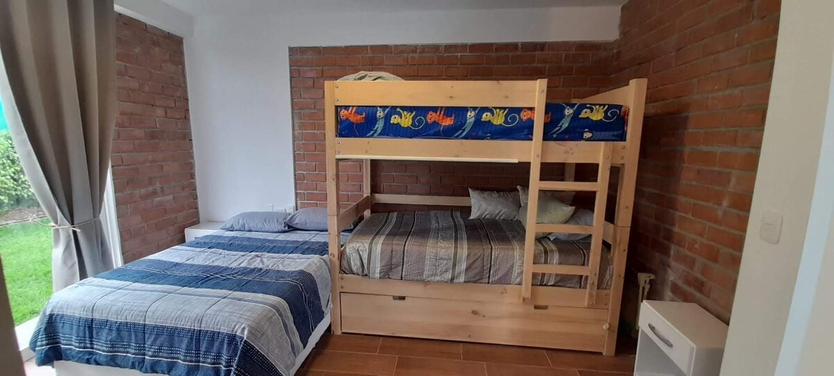 KATI I parë: Dhomë e parë, 1 krevat për 2 persona dhe 1 kabinë e trefishtë 1.5-plaza. Përfshin dollapin dhe banjën e kompletuar.