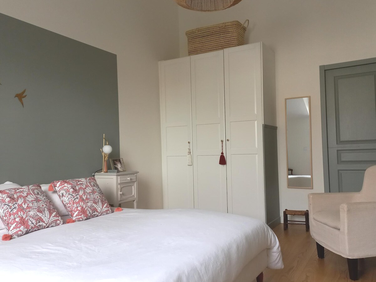 Habitación (5) pareja 2ª planta con baño en suite - Master bedroom (5) with private bathroom on second floor