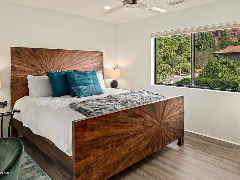 Spavaća soba br. 3 s 49’ TV-om i radnim stolom/radnim stolom.