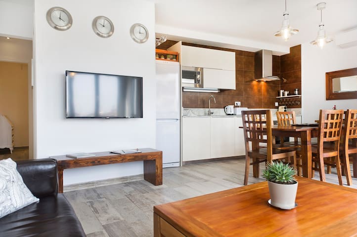 7 MINUTES FROM “LAS RAMBLAS” LUXURY 3 BDRMS FLAT