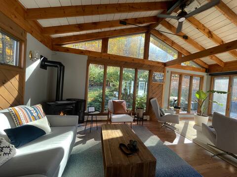 Private Oasis in Beacon ~ Pool, Theater, Jacuzzi