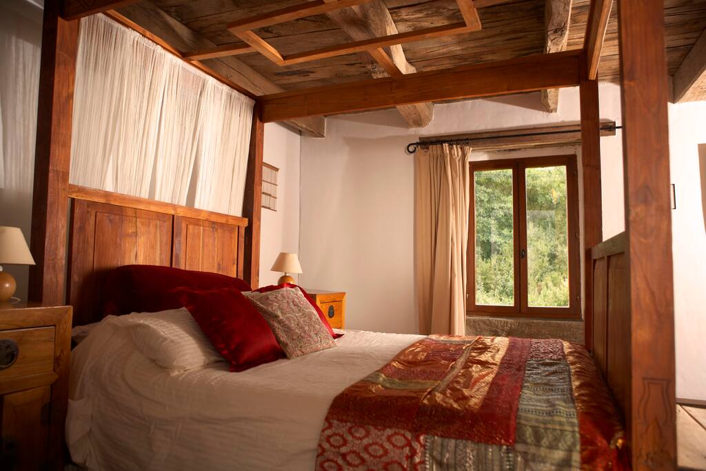 Four poster bed