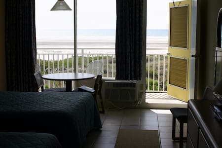 Oceanfront unit w/ private balcony in the Crest