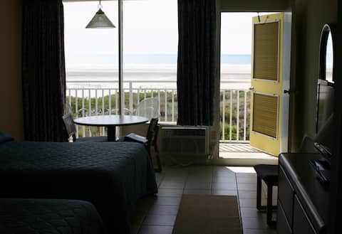 Oceanfront unit w/ private balcony in the Crest